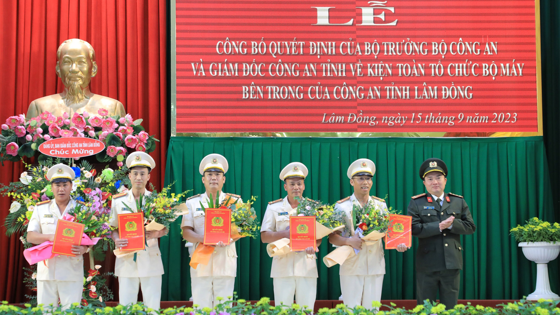 Đại tá Trương Minh Đương - Giám đốc Công an tỉnh tặng hoa và trao quyết định bổ nhiệm cho cán bộ lãnh đạo Phòng Tham mưu
