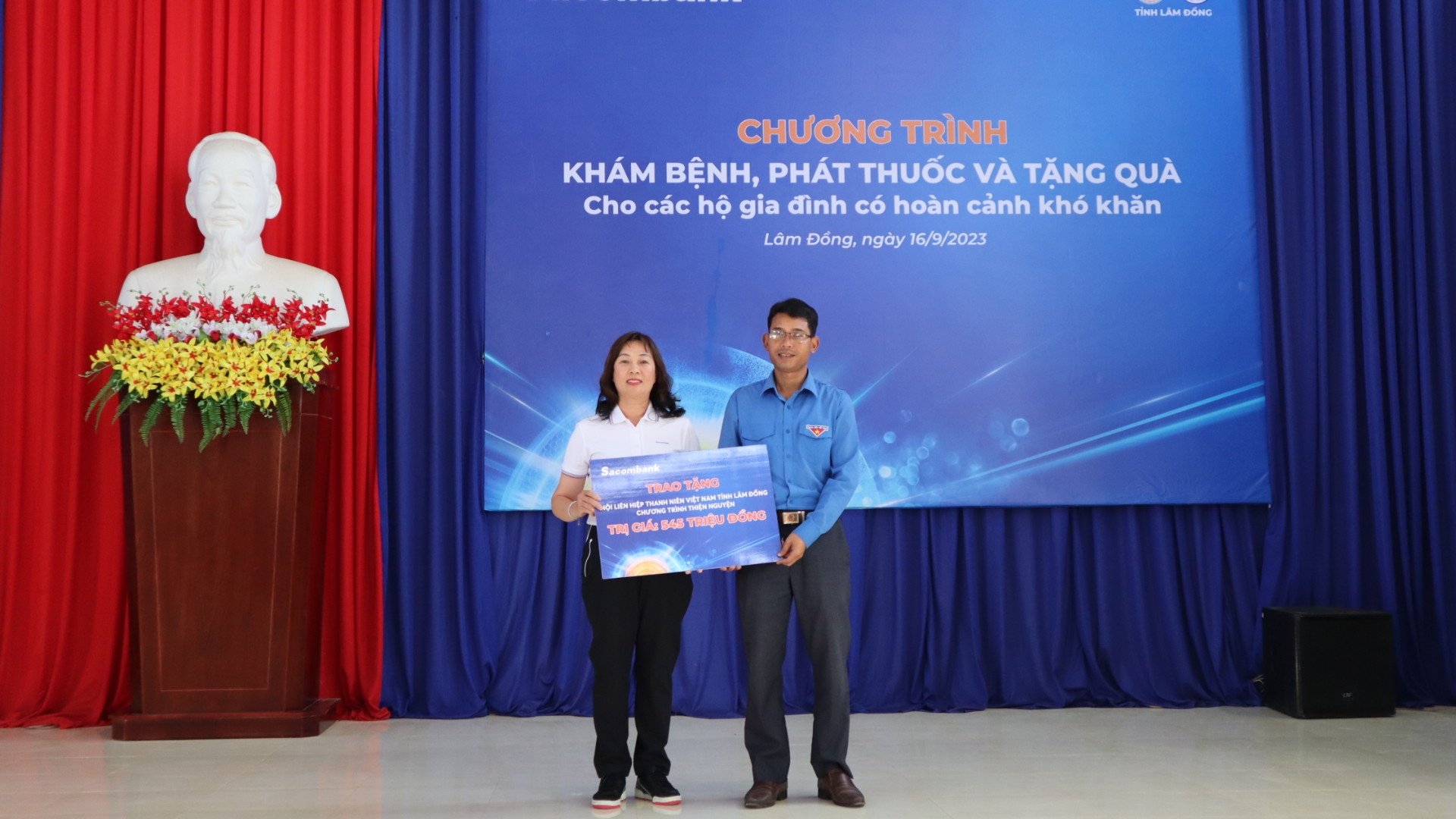 Đại diện Ngân hàng Sacombank trao bảng biểu trưng chương trình cho Hội LHTN Việt Nam tỉnh Lâm Đồng