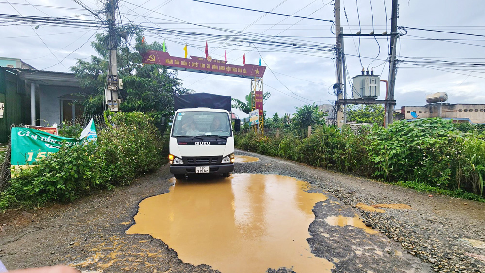 Con đường liên thôn từ đường ĐT.72 đi Thôn 3, thôn Hang Hớt, xã Mê Linh 
xuống cấp trầm trọng