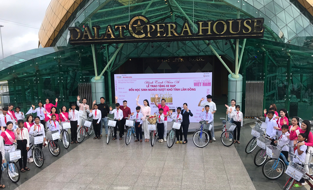30 chiếc xe đạp đã được trao cho các em học sinh nghèo hiếu học trên địa bàn tỉnh Lâm Đồng