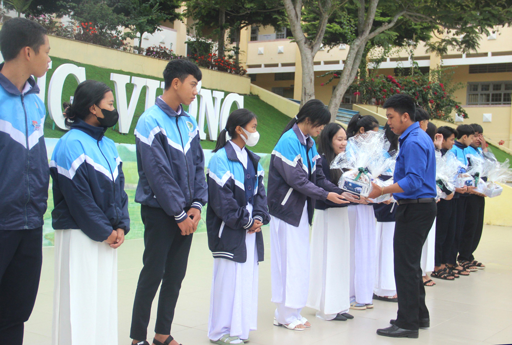 Trao tặng máy tính cầm tay cho các em học sinh vượt khó học giỏi Trường THPT Hùng Vương
