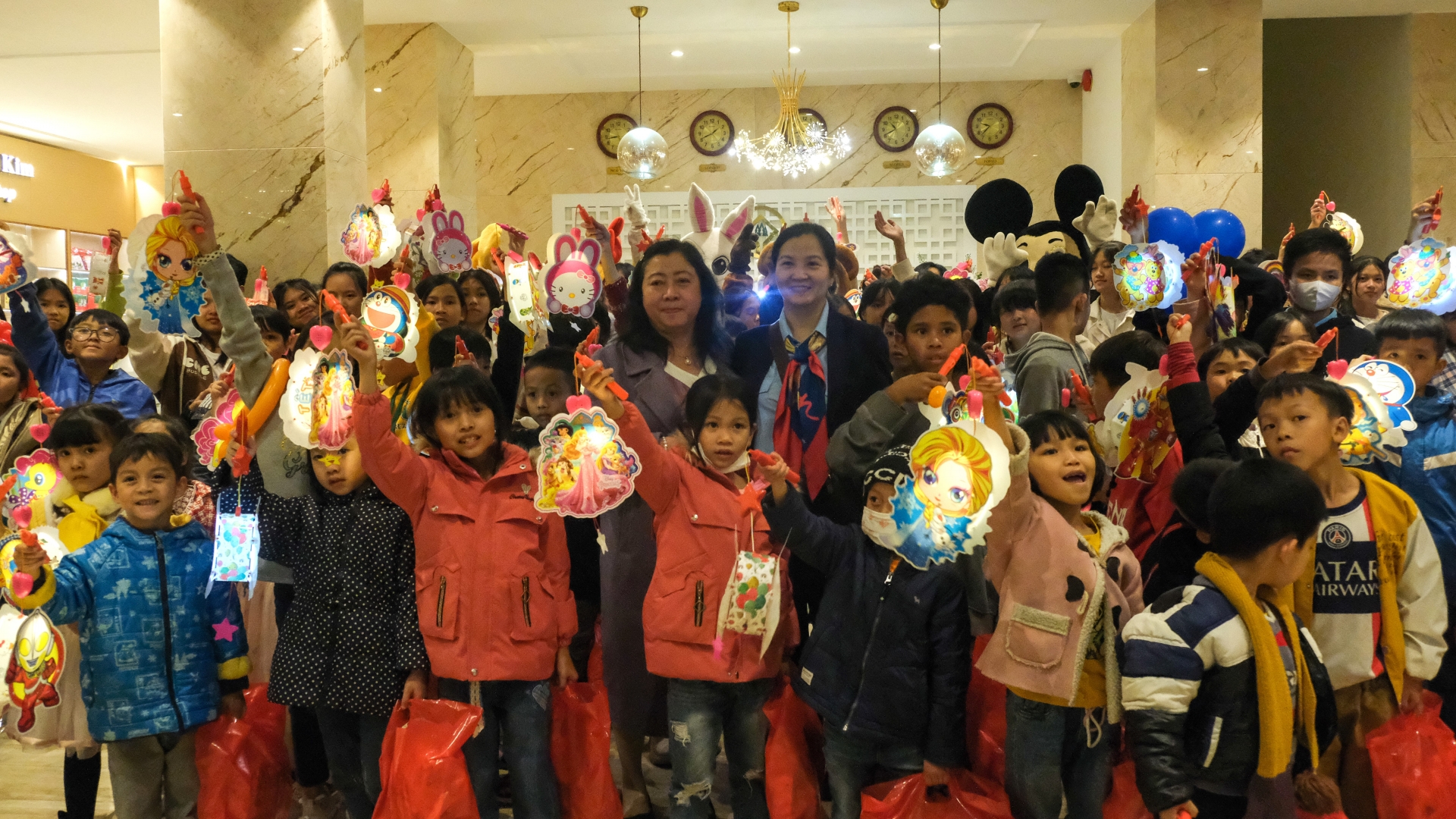 Niềm vui của các em thiếu nhi Làng trẻ em SOS và Trung tâm Bảo trợ xã hội tỉnh Lâm Đồng khi được rước đèn Trung thu
