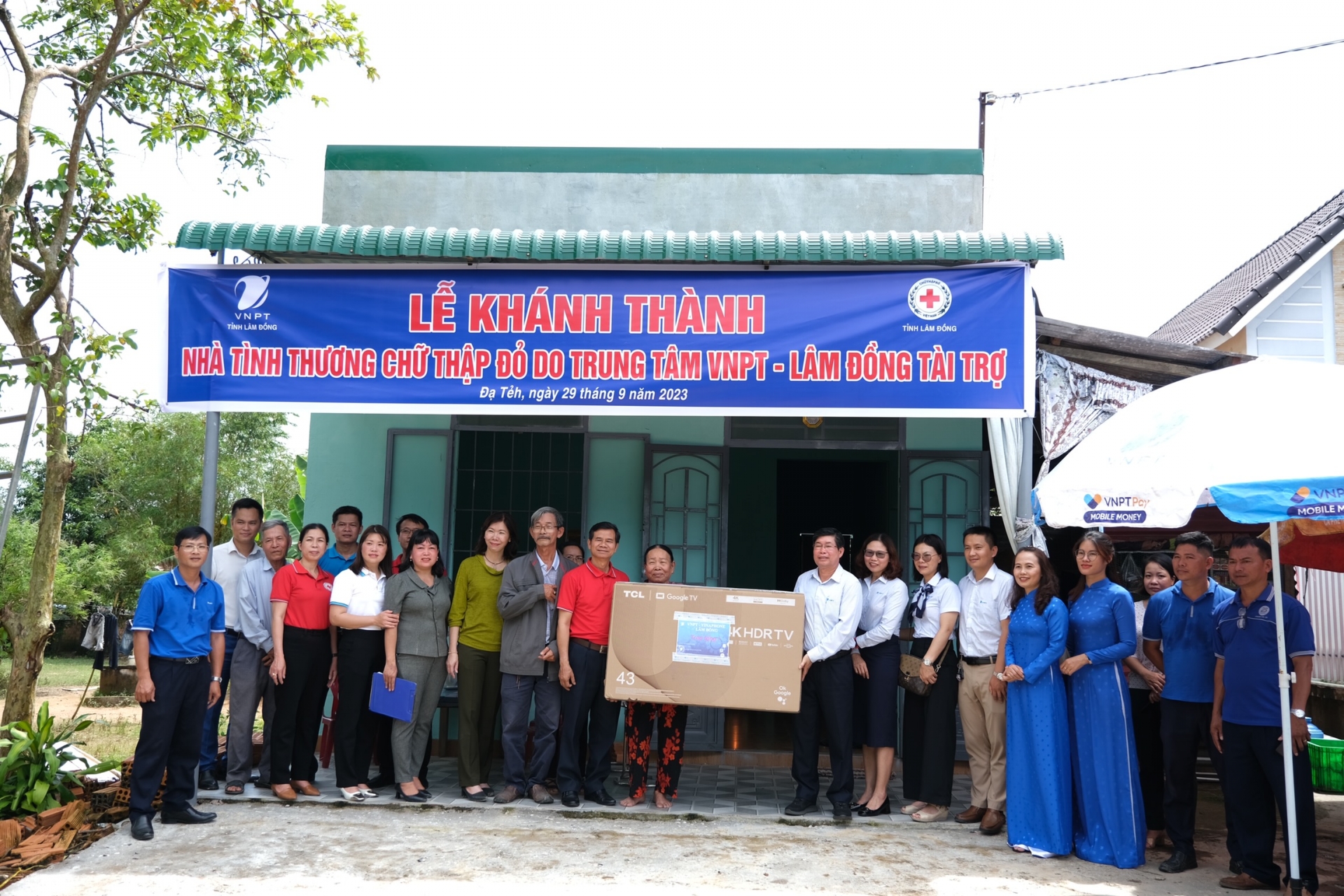 VNPT Lâm Đồng tặng TV cho bà Lợi