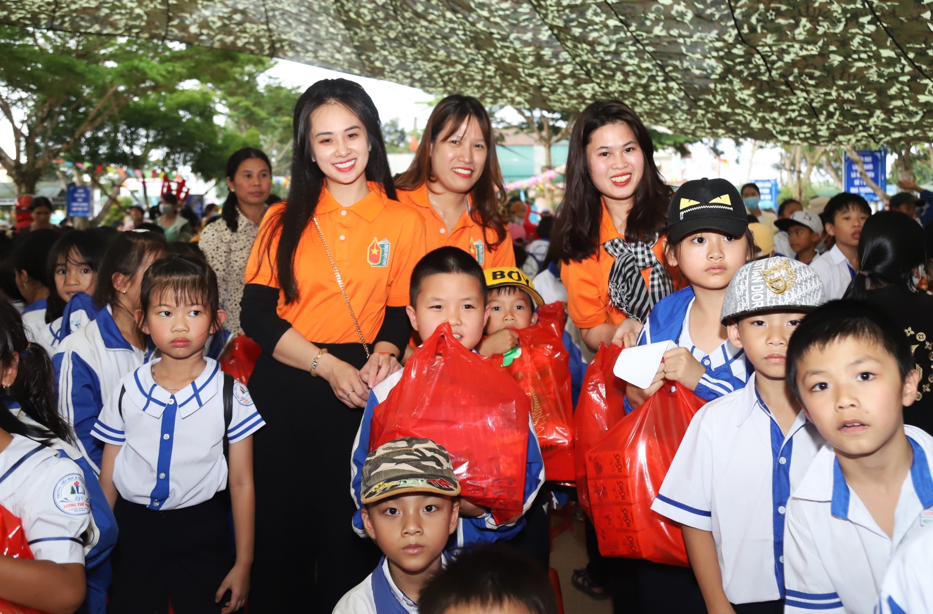 Đoàn viên, thanh niên Chi đoàn Báo Lâm Đồng trao tặng quà trung thu cho các cháu thiếu nhi xã Lộc Phú
