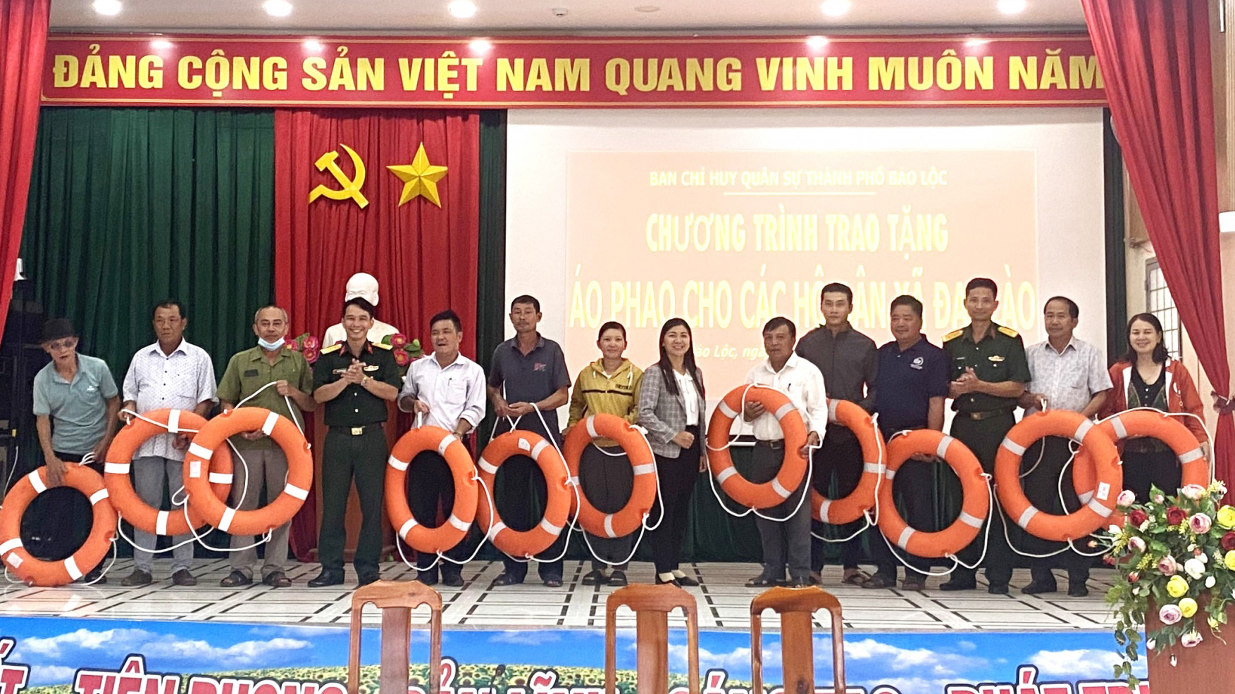 Bảo Lộc: Trao tặng 200 phao cứu sinh và áo phao cho người dân