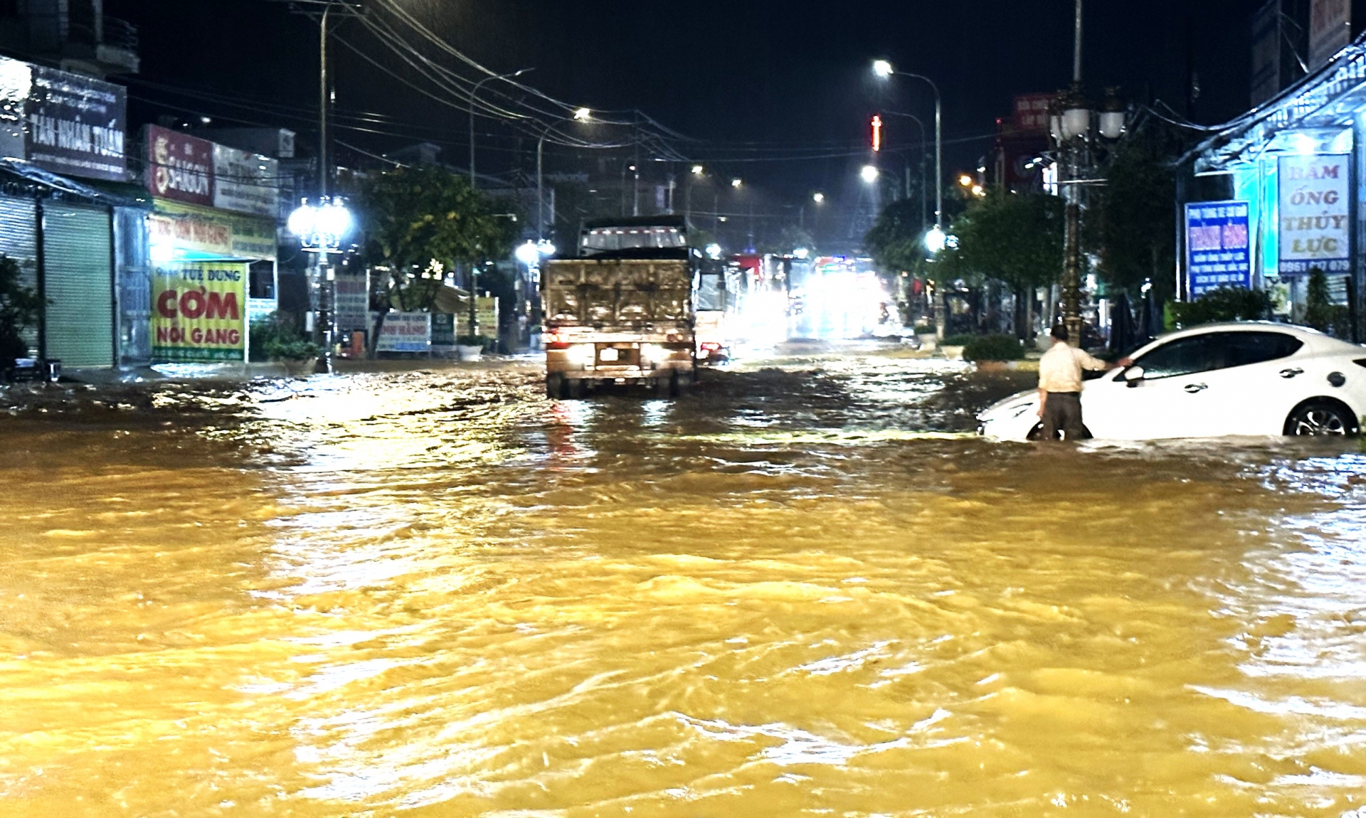 Mưa lớn khiến Quốc lộ 20 đoạn qua Tổ dân phố 10 (thị trấn Mađaguôi, huyện Đạ Huoai) ngập sâu nhiều giờ