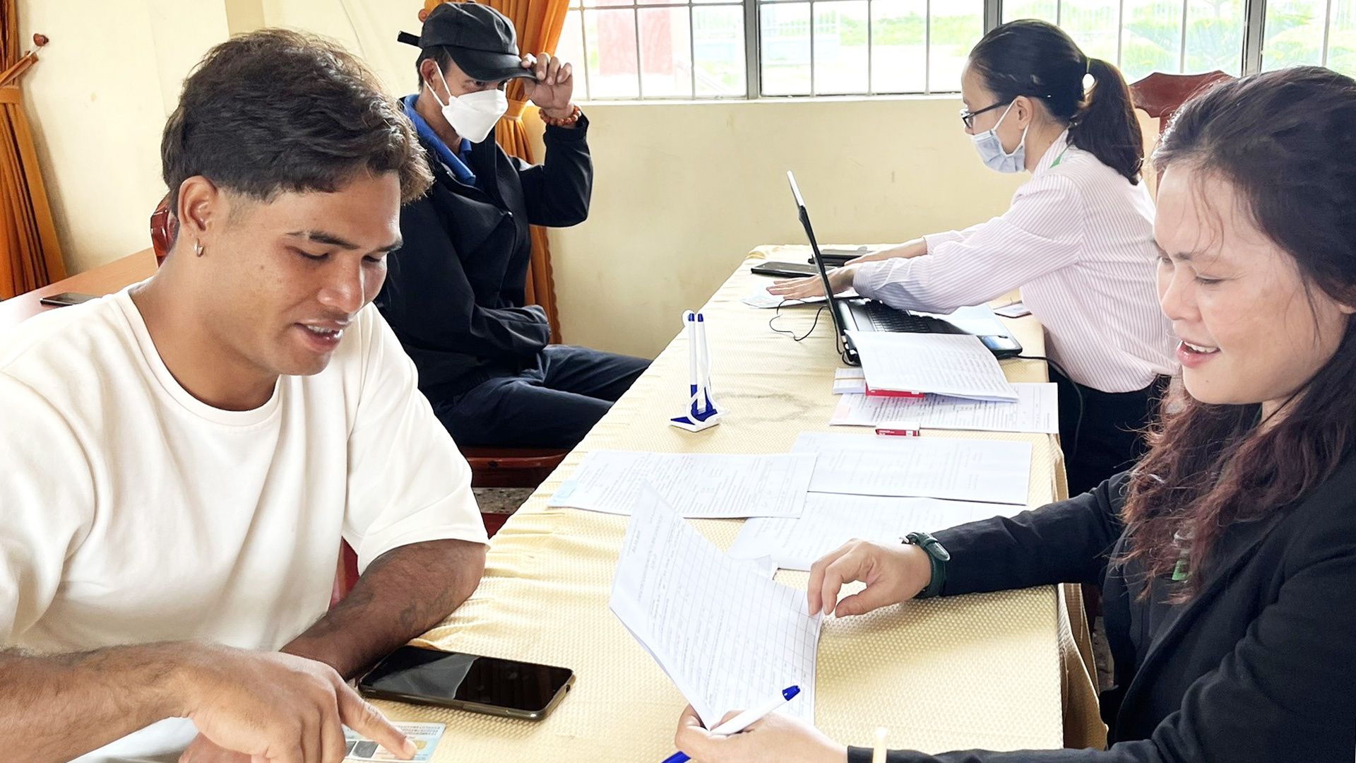 NHCSXH huyện Bảo Lâm hỗ trợ khách hàng mở tài khoản và kích hoạt dịch vụ Mobile Banking trên điện thoại thông minh