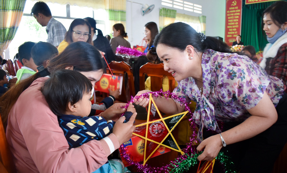 Hơn 400 phần quà Trung thu đến với trẻ em Phi Liêng