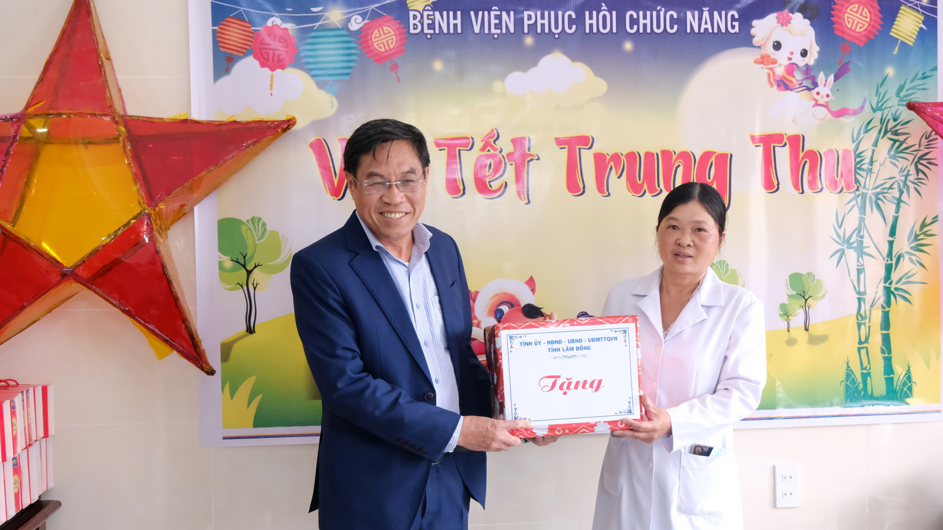 Phó Chủ tịch UBND tỉnh Võ Ngọc Hiệp tặng quà Bệnh viện Phục hồi chức năng
