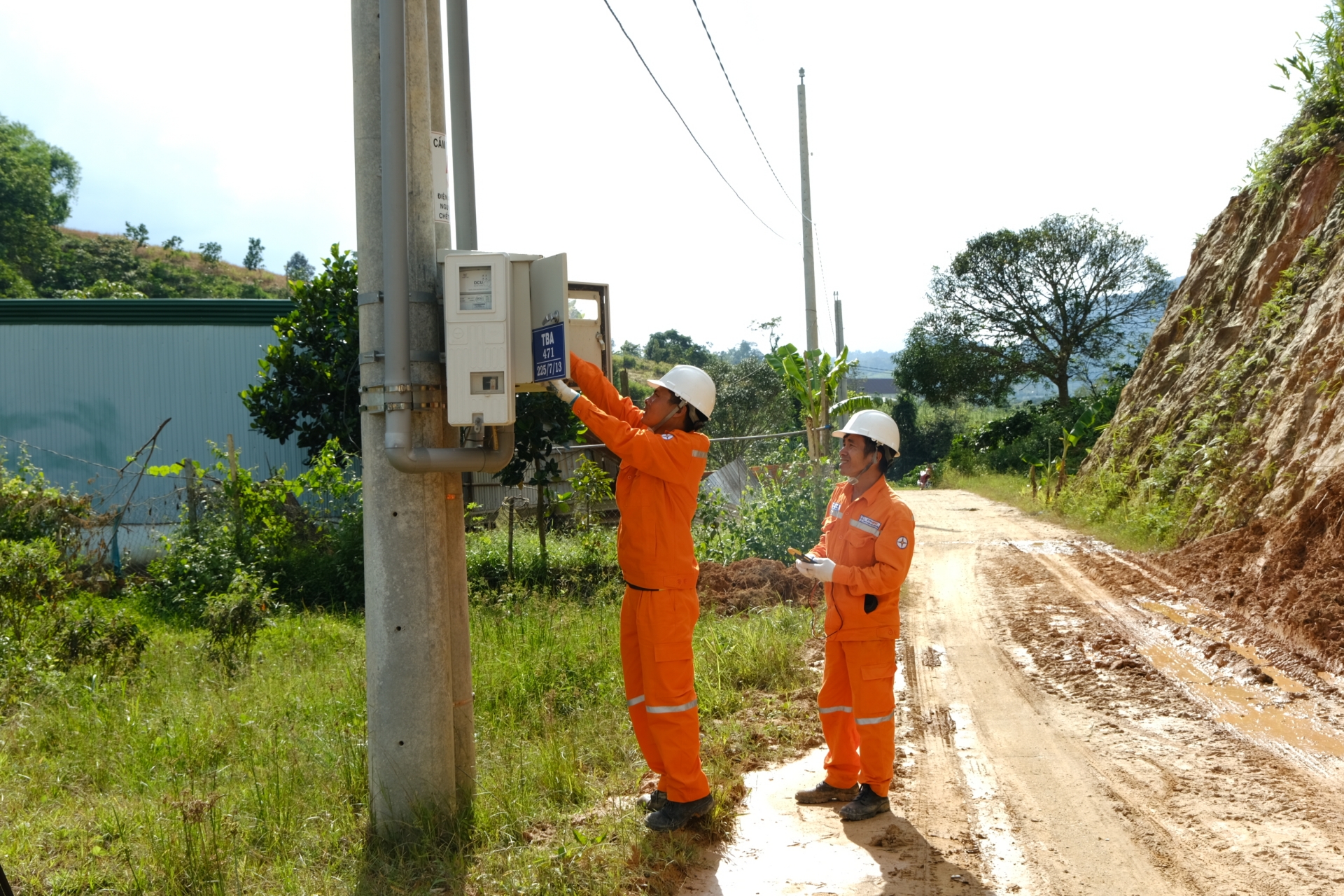 Cán bộ, nhân viên điện lực kiểm tra thường xuyên các hệ thống công tơ điện. 