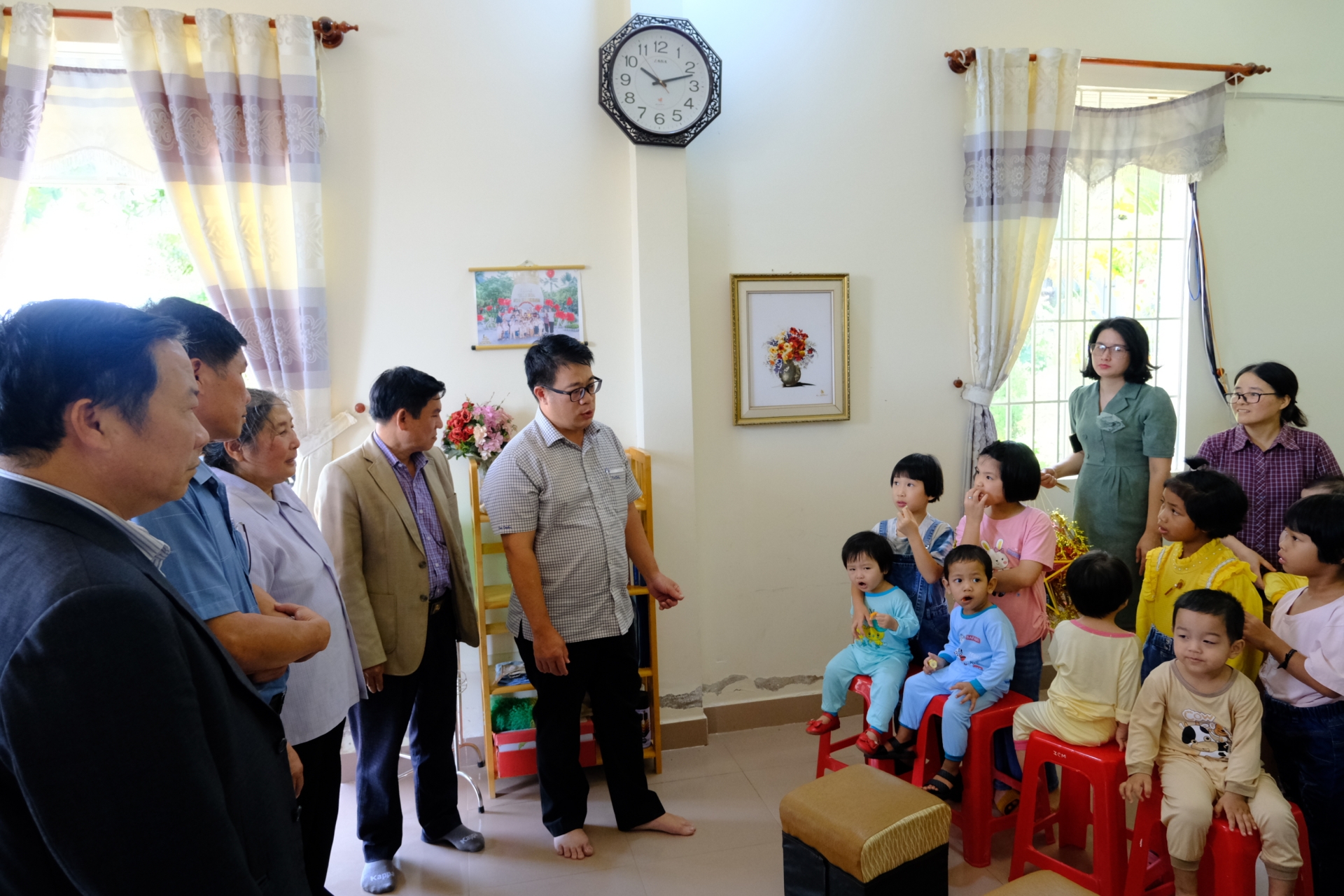 Đồng chí PCT UBND tỉnh Nguyễn Ngọc Phúc thăm hỏi sức khỏe, đời sống, việc học tập của các em thiếu nhi tại Mái ấm Linh Ân. 