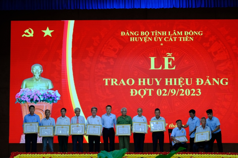 Cát Tiên: Trao Huy hiệu Đảng đợt 2/9 cho 11 đảng viên