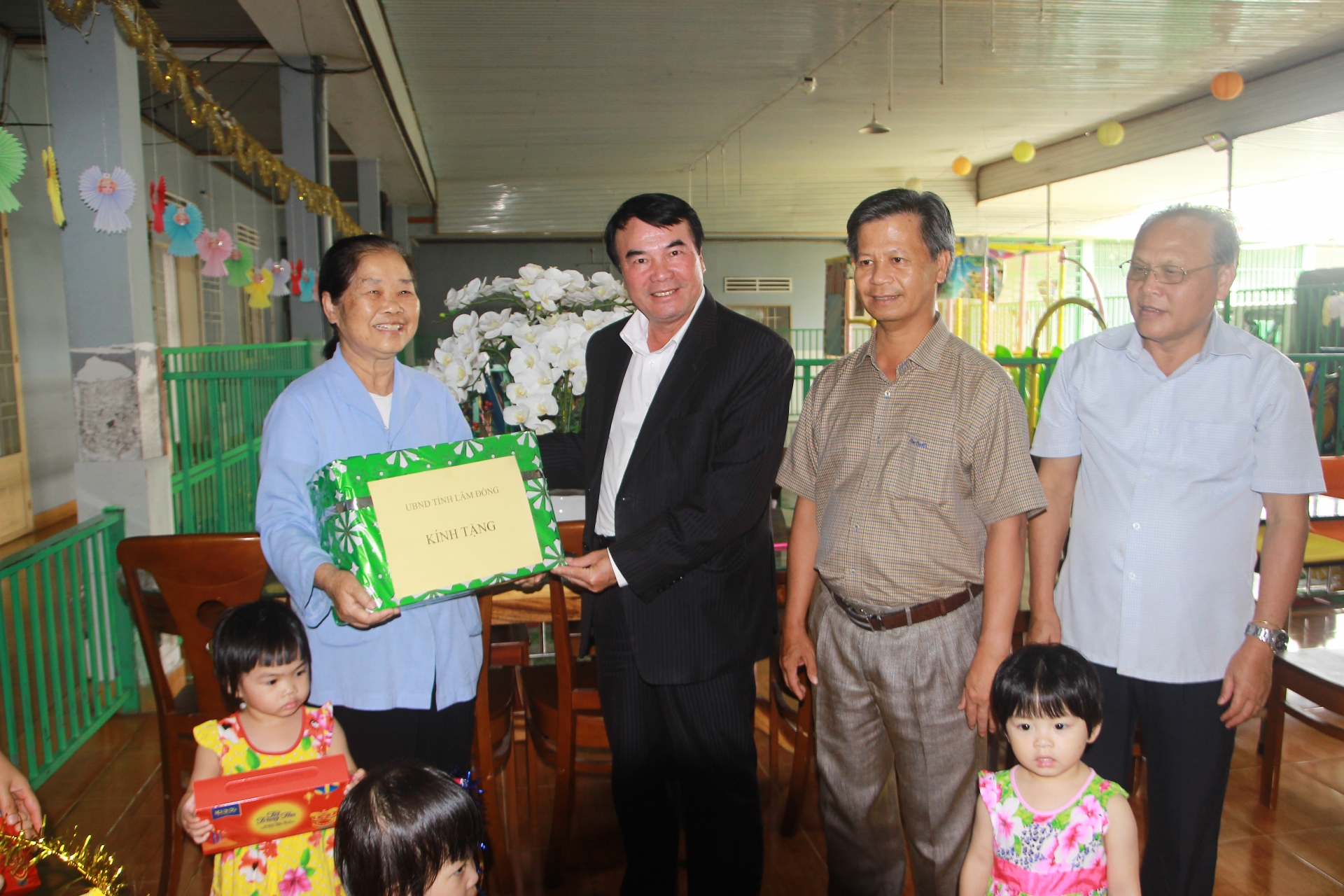 Phó Chủ tịch UBND tỉnh Lâm Đồng Phạm S tặng quà Trung thu tại Mái ấm Tín Thác 