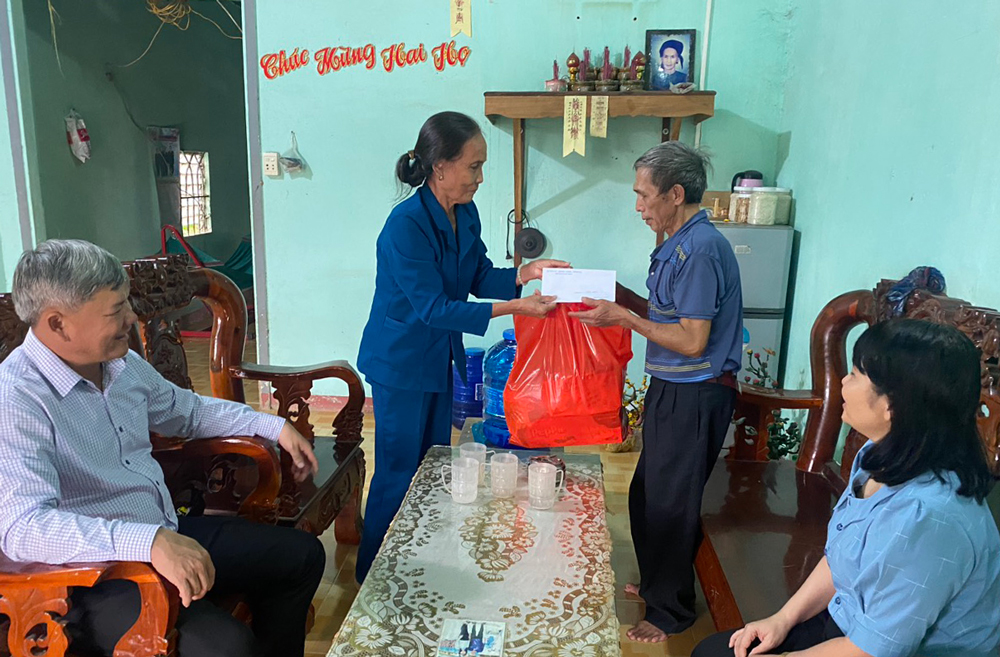 Đại diện các ngành, đoàn thể của huyện Cát Tiên thăm, tặng quà người cao tuổi tiêu biểu trên địa bàn