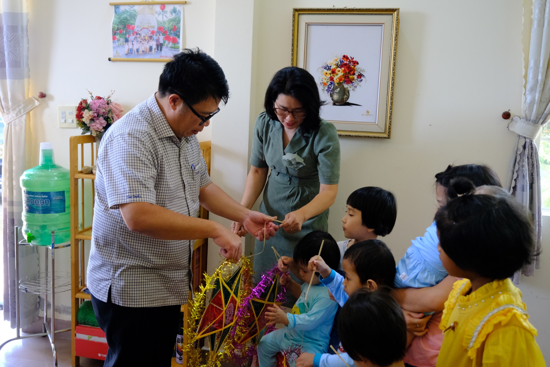 Đồng chí Nguyễn Ngọc Phúc trao tặng các phần quà cho các em thiếu nhi tại Mái ấm Linh Ân. 