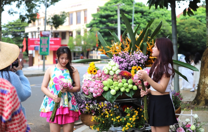 Bảo Lộc: Đông đảo các bạn trẻ bắt trend chào “Mùa thu Hà Nội”