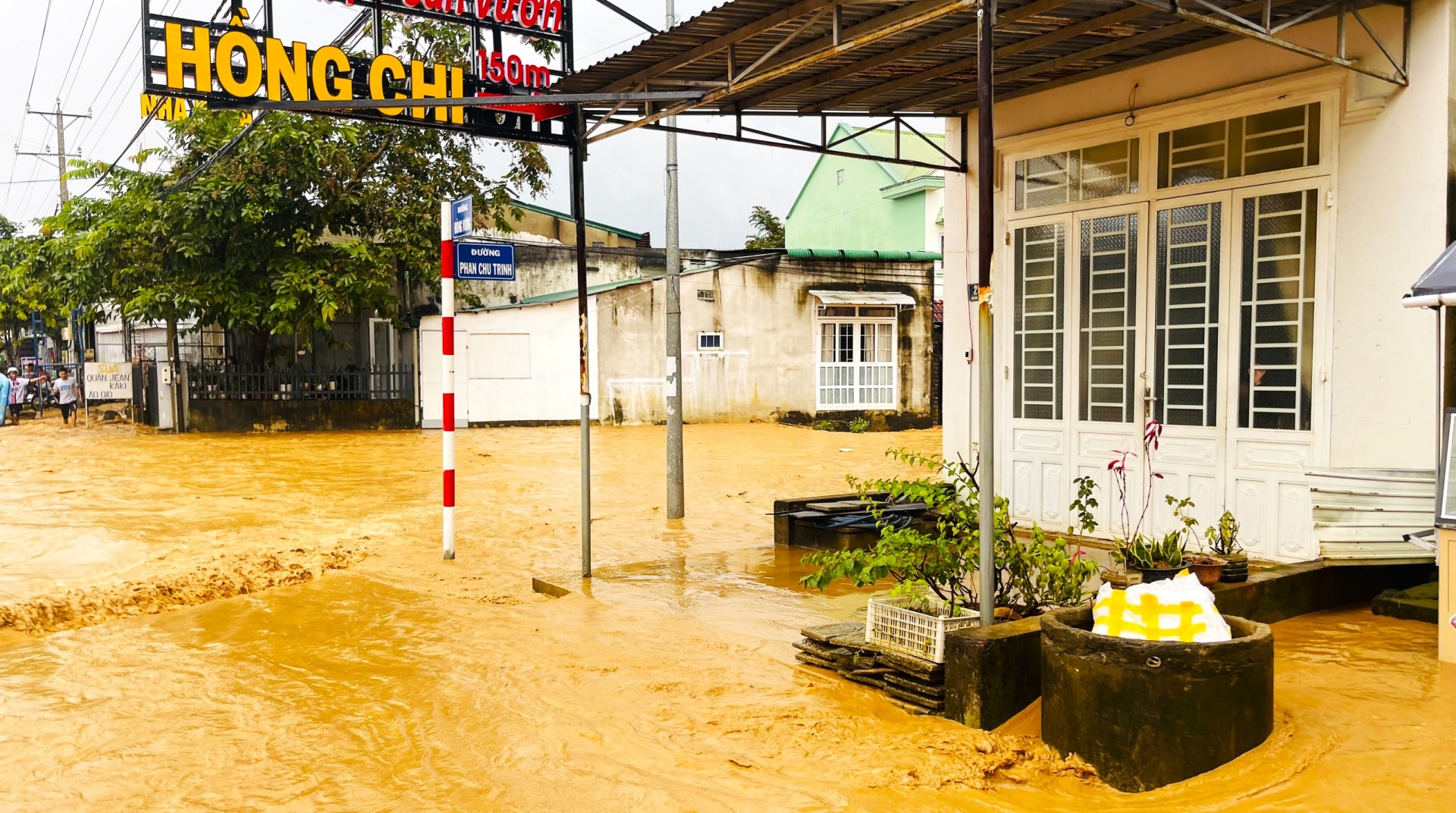 Đường Phan Chu Trinh (thị trấn Mađaguôi) bị ngập sâu chia cắt lưu thông hơn 1 giờ đồng hồ