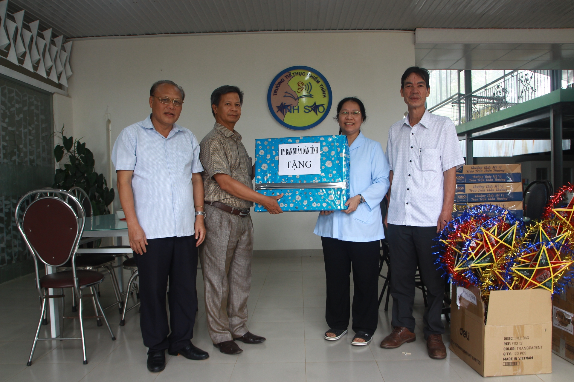 Dại diện lãnh đạo Sở Lao động, Thương binh và Xã hội, TP Bảo Lộc tặng quà Trung thu tại Trường Tư thục khiếm thính Ánh Sao