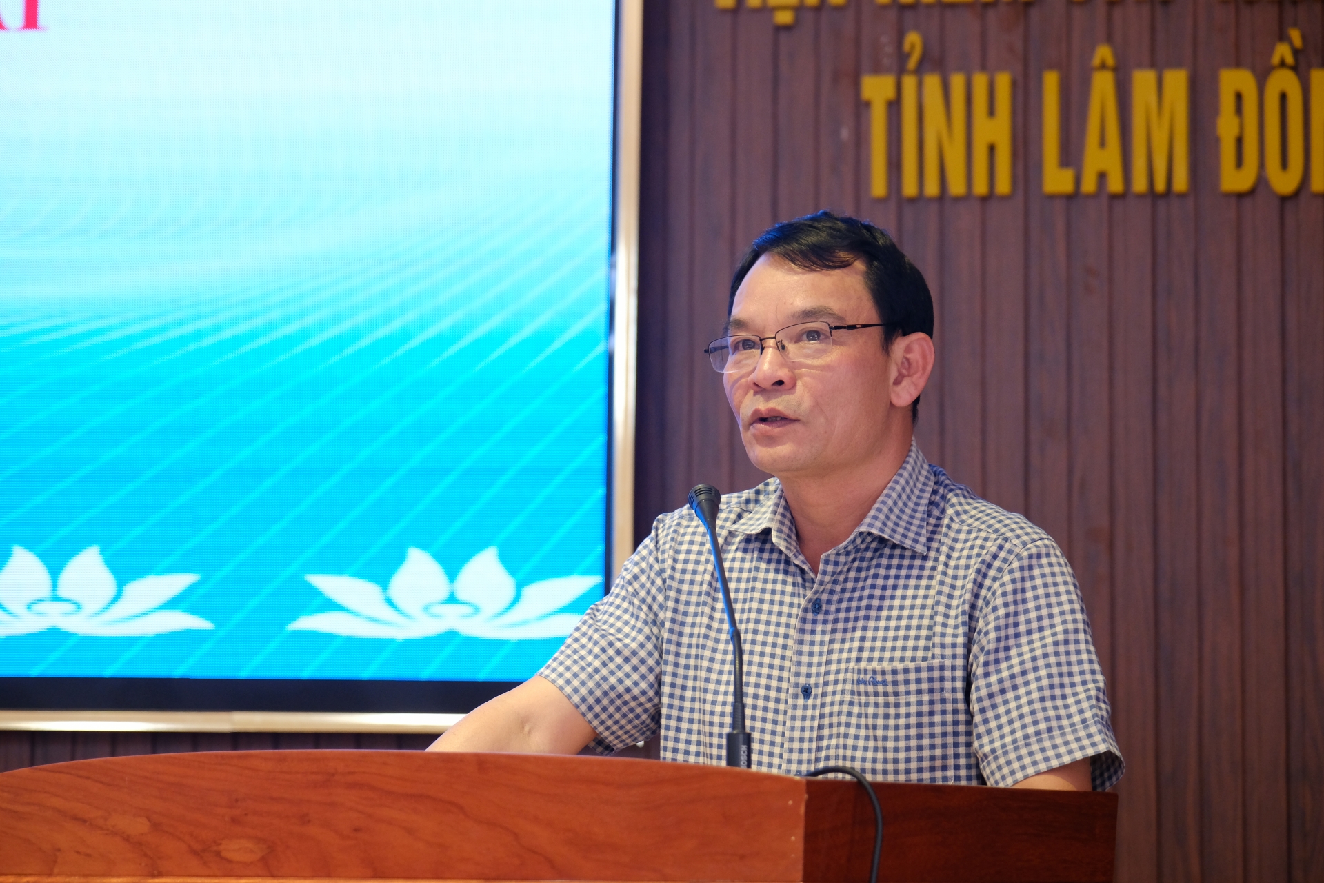 Đồng chí Lương Văn Mừng – Phó Bí thư Đảng ủy Khối Các cơ quan tỉnh phát biểu tại hội nghị