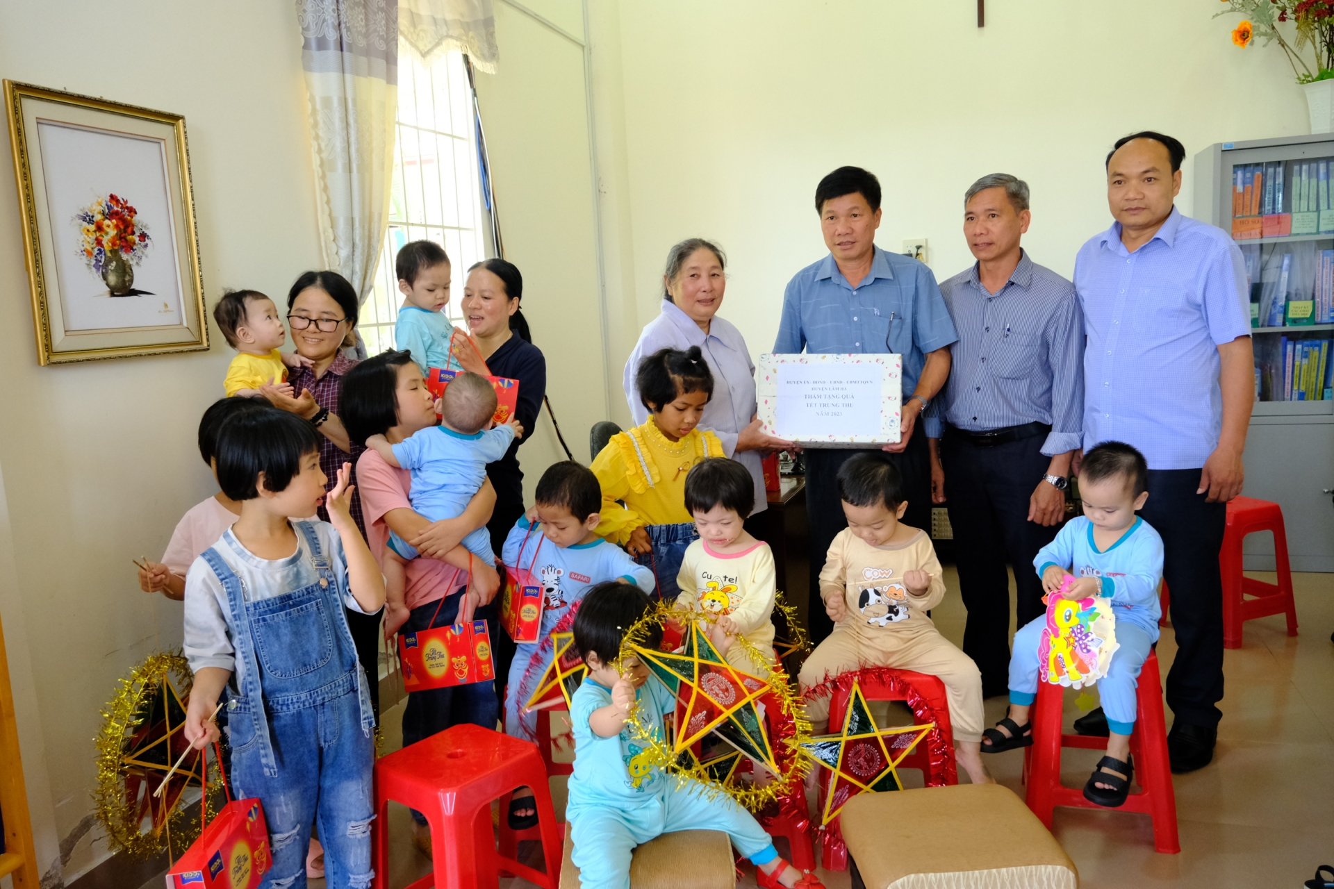 Đại diện lãnh đạo huyện Lâm Hà trao tặng quà cho Mái ấm Linh Ân. 
