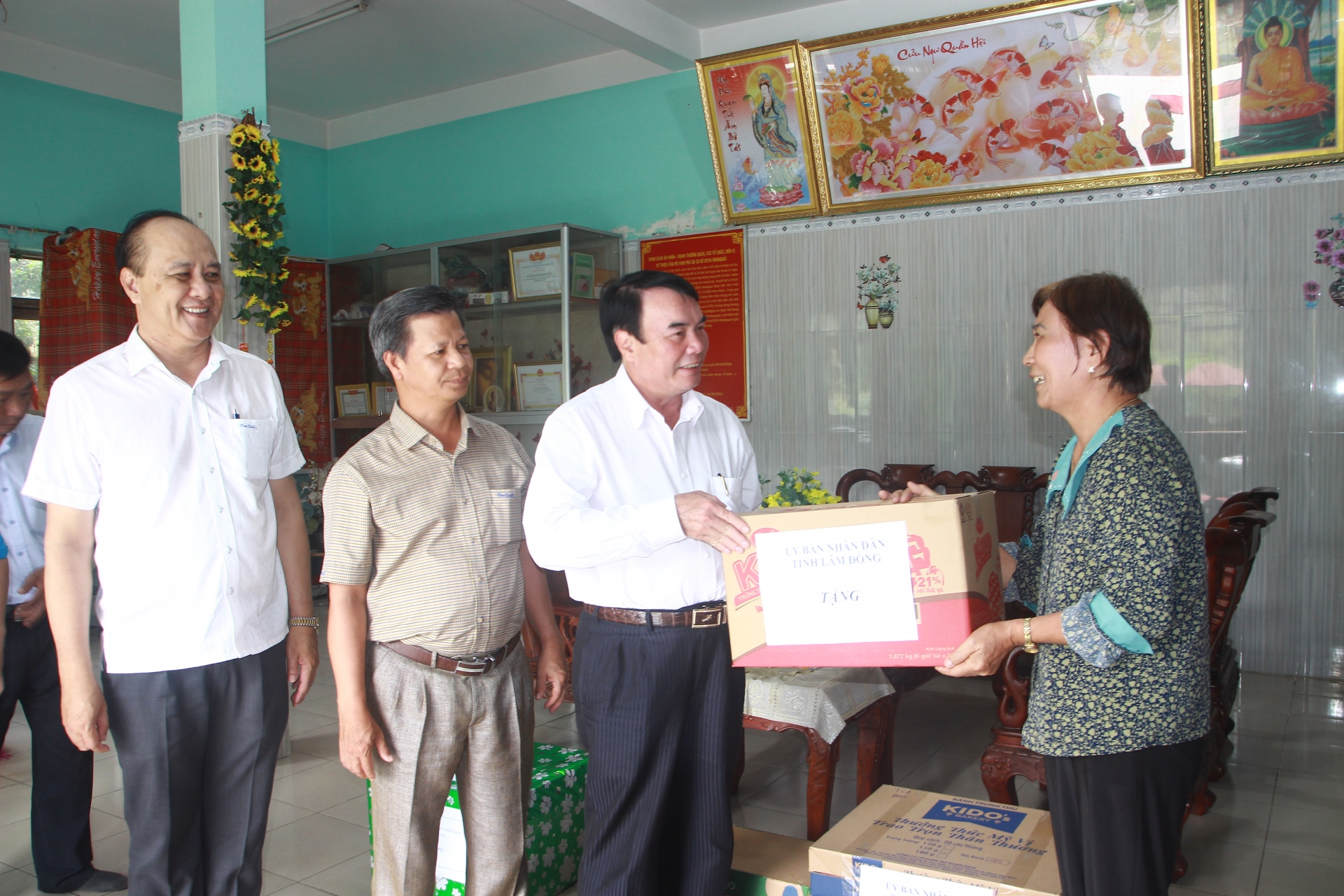 Phó Chủ tịch UBND tỉnh Lâm Đồng Phạm S tặng quà Trung thu tại Tung tâm Bảo trợ xã hội Mađaguôi