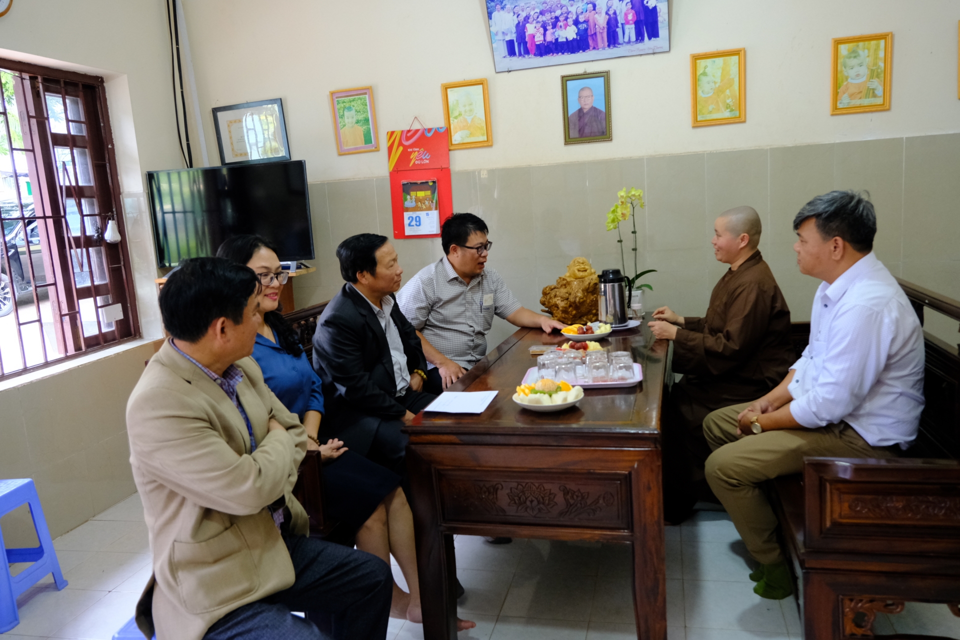 Đồng chí PCT UBND tỉnh Nguyễn Ngọc Phúc thăm hỏi sức khỏe, đời sống, việc học tập của các em thiếu nhi tại Cơ sở nuôi trẻ mồ côi Lục Hòa. 