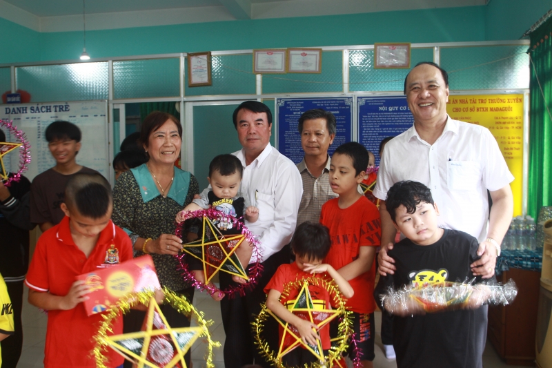 Phó Chủ tịch UBND tỉnh Lâm Đồng Phạm S thăm, tặng quà nhân dịp Tết Trung thu