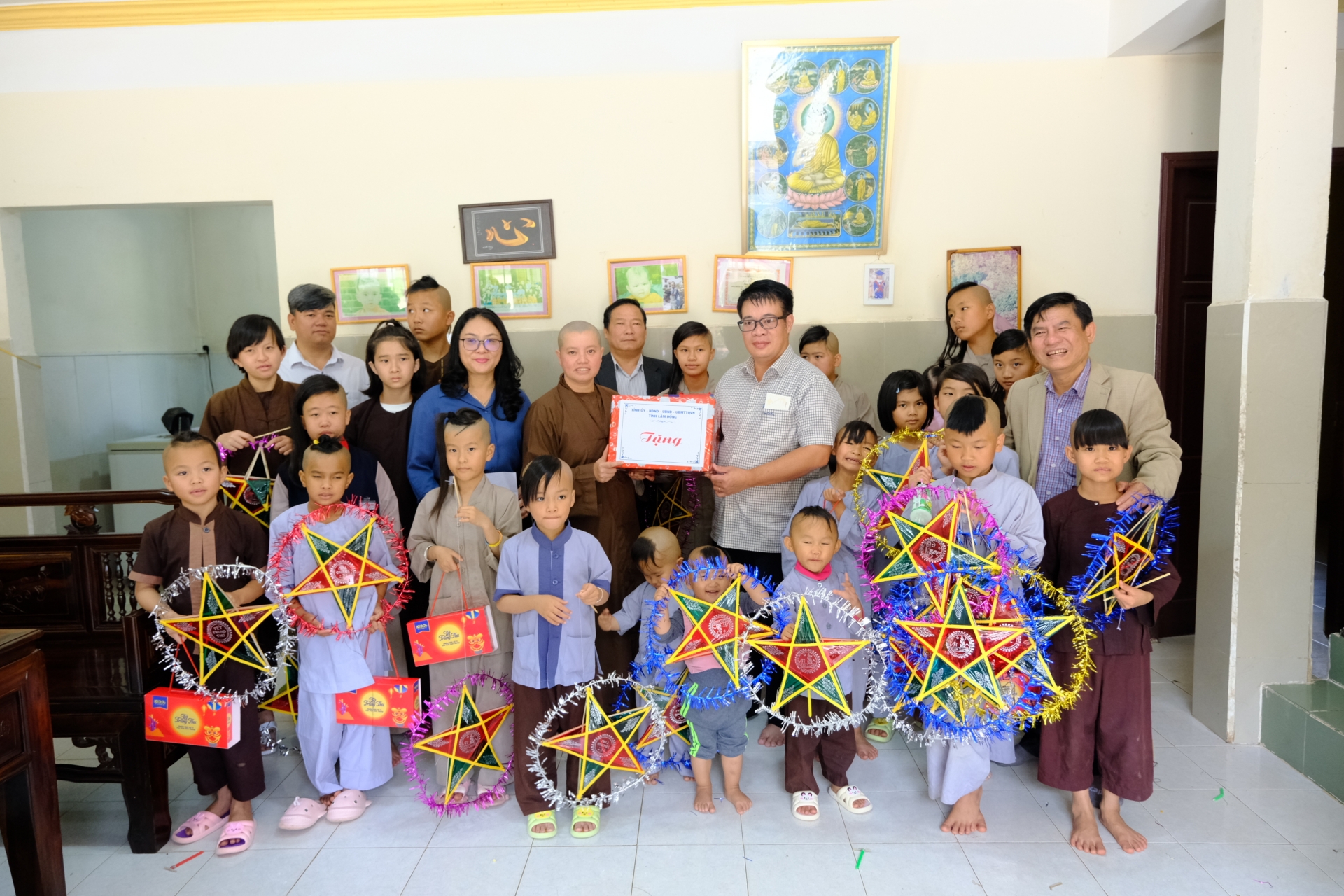 Đồng chí Nguyễn Ngọc Phúc trao tặng các phần quà cho các em thiếu nhi tại Cơ sở nuôi trẻ mồ côi Lục Hòa. 