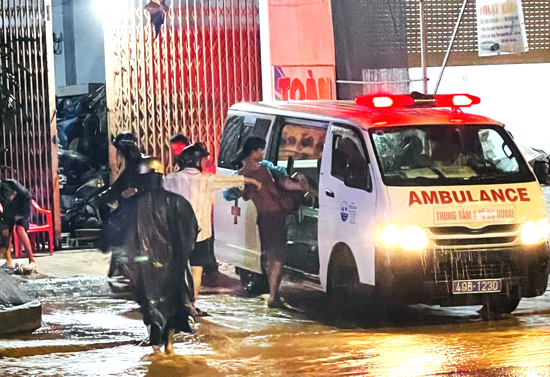 Xe cấp cứu Trung tâm Y tế huyện Đạ Huoai có mặt đưa người bị thương đi cấp cứu