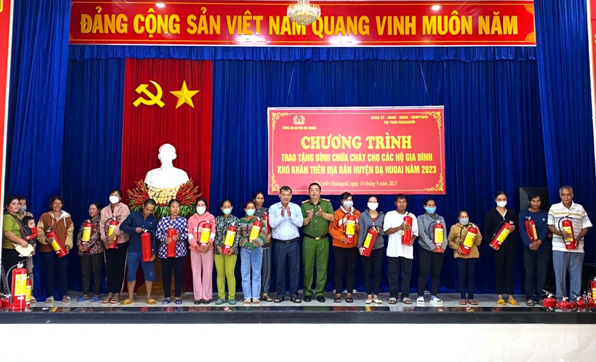 Công an huyện Đạ Huoai trao tặng 220 bình chữa cháy cho các hộ khó khăn