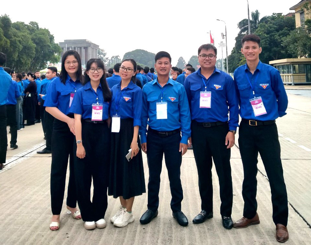 Đoàn đại biểu Lâm Đồng dự Đại hội tham gia làm lễ báo công tại Quảng trường Ba Đình sáng 26/9