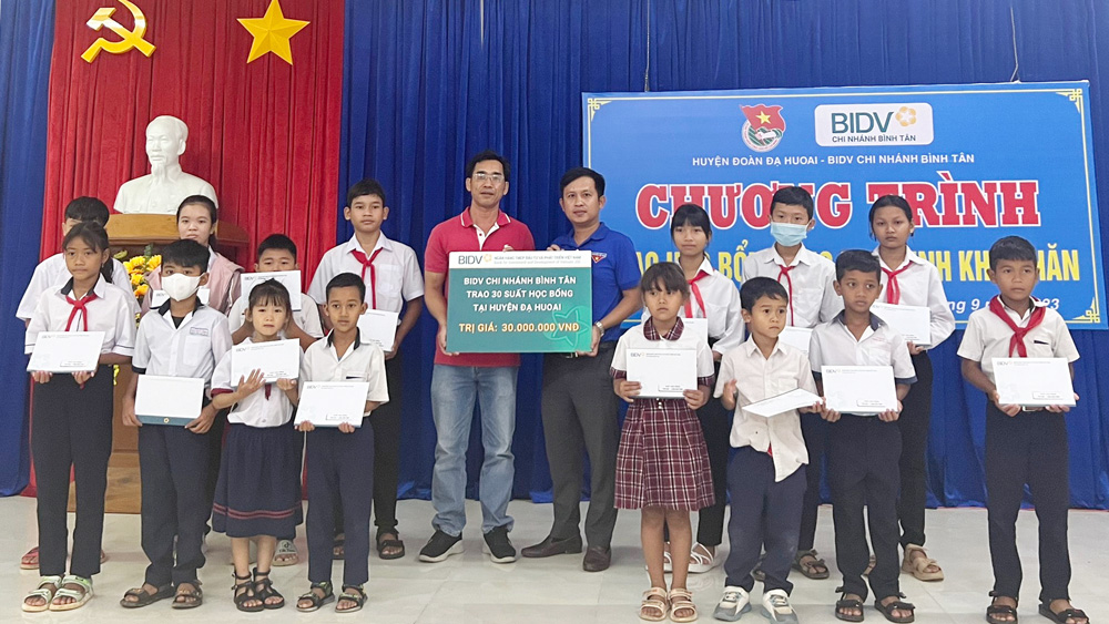 Trao học bổng đến 30 em học sinh có hoàn cảnh khó khăn tại huyện Đạ Huoai