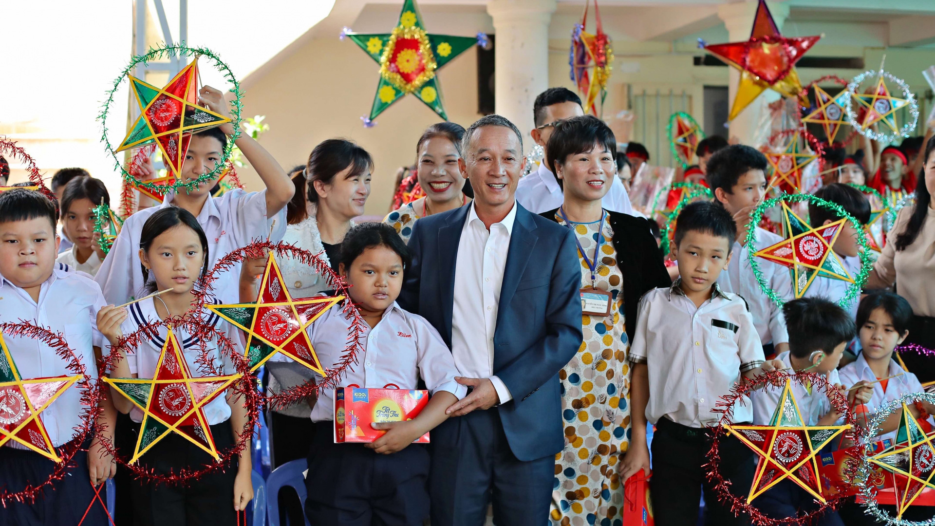 Chủ tịch UBND tỉnh Lâm Đồng Trần Văn Hiệp thăm, tặng quà trẻ em dịp Tết Trung thu