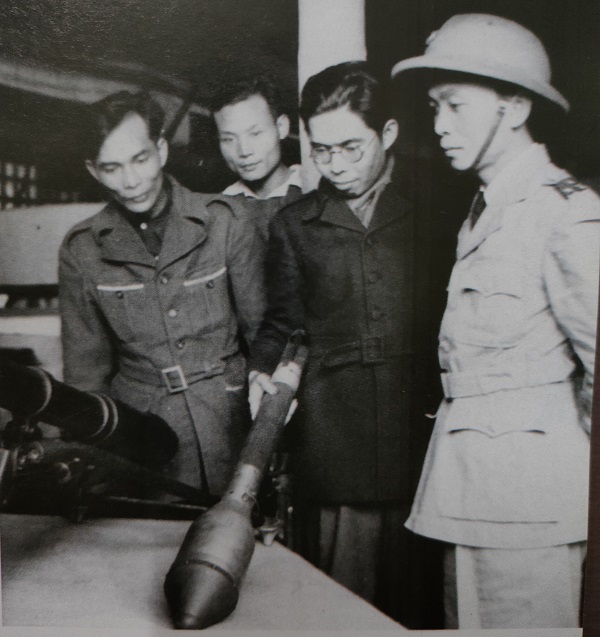 Đại tướng Võ Nguyên Giáp và Thiếu tướng Trần Đại Nghĩa (đeo kính) xem Triển lãm vũ khí (năm 1950)