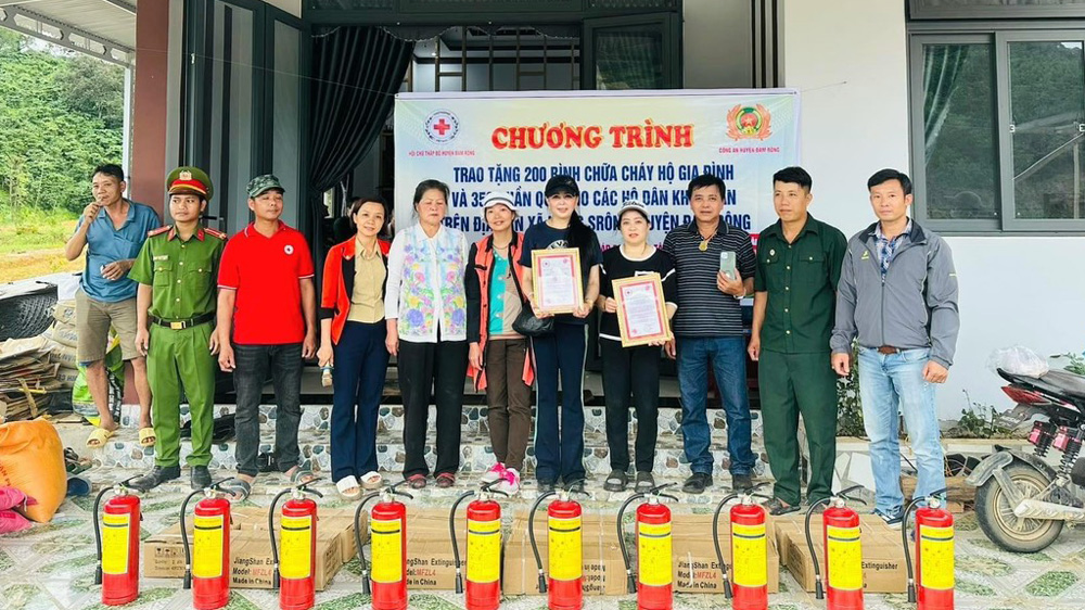 Ðam Rông, Cát Tiên: Tặng bình chữa cháy cho các hộ gia đình khó khăn