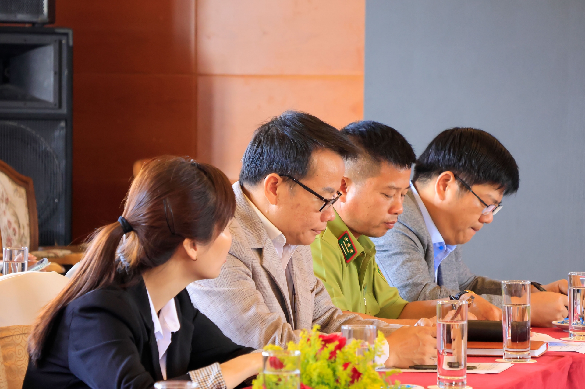 Lãnh đạo Chi Cục kiểm Lâm tỉnh Lâm Đồng và Sở Văn hoá TT và Du lịch Lâm Đồng dự toạ đàm.