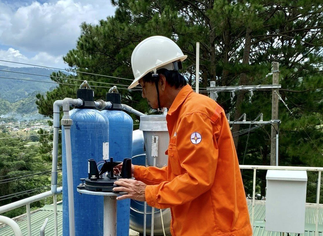 Kiểm tra, bảo trì thiết bị đo mưa tại đập tràn Đơn Dương