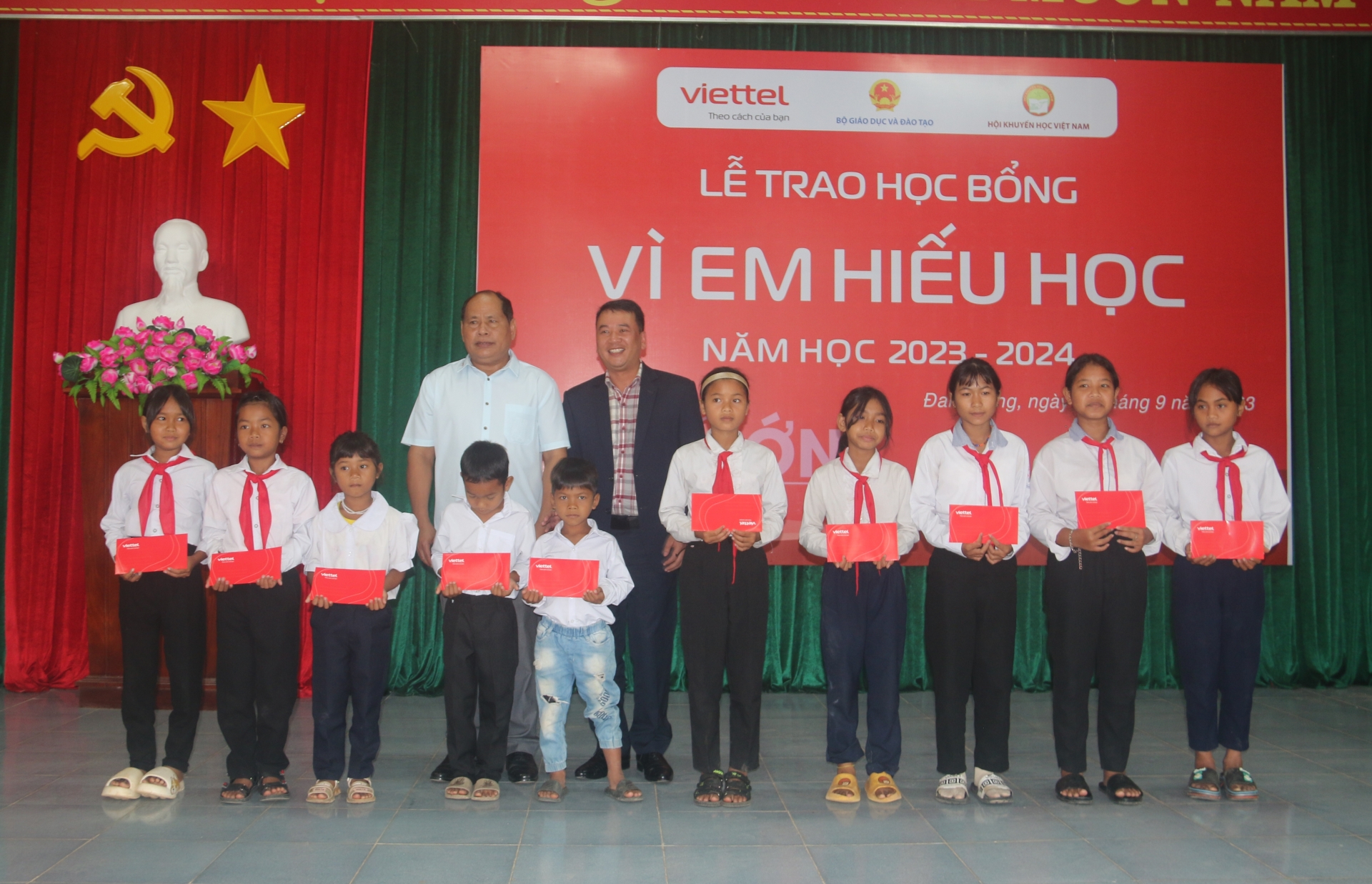Viettel Lâm Đồng trao học bổng cho  học sinh ở các xã vùng khó khăn