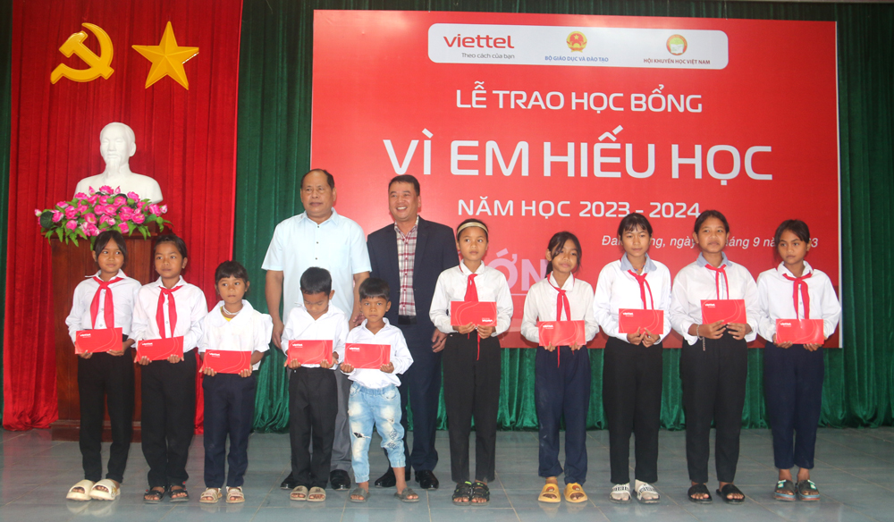 Ông Lê Xuân Tùng – Phó Giám đốc Viettel Lâm Đồng và ông Liêng Hót Ha Hai – Phó Chủ tịch UBND huyện Đam Rông trao suất học bổng cho các em học sinh nghèo