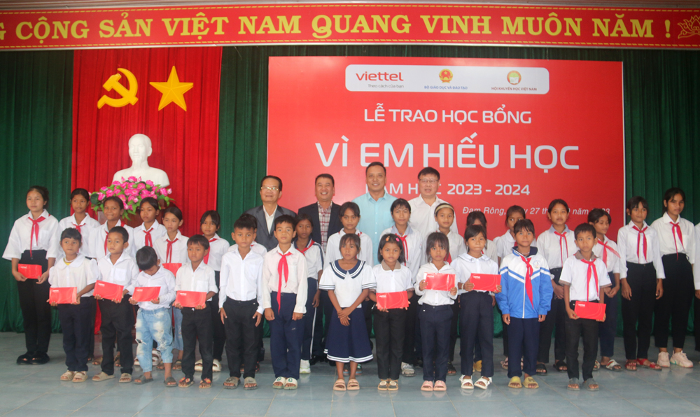 Ông Lê Xuân Tùng – Phó Giám đốc Viettel Lâm Đồng cùng các đồng chí lãnh đạo Hội Khuyến học tỉnh Lâm Đồng và huyện Đam Rông trao học bổng cho các em học sinh