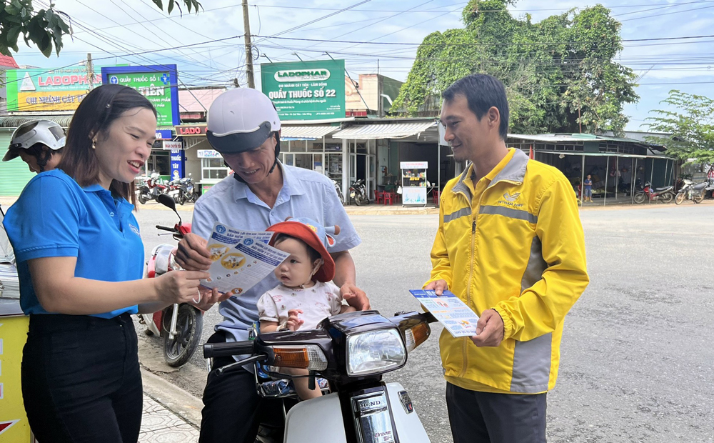 Đồng loạt ra quân tuyên truyền vận động người tham gia BHXH tự nguyện, BHYT hộ gia đình