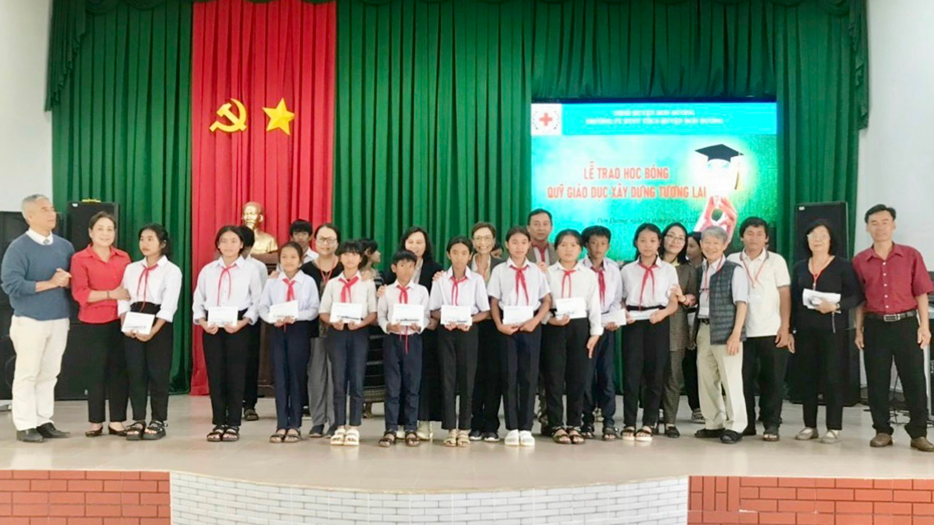 Đơn Dương: Trao học bổng cho 234 học sinh vượt khó hiếu học