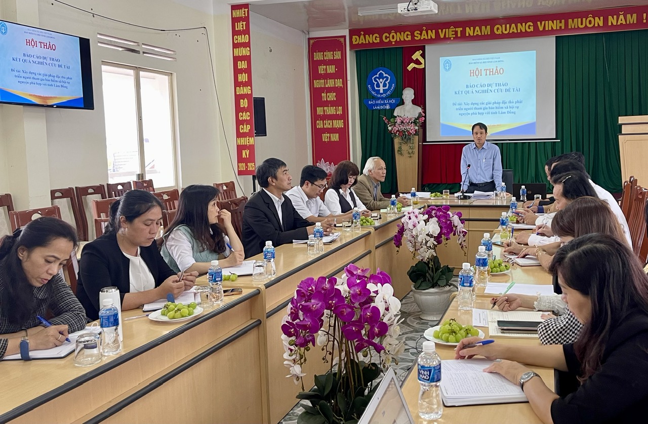 Ông Trần Văn Sơn - Phó Giám đốc BHXH tỉnh, Chủ nhiệm đề tài báo cáo dự thảo kết quả nghiên cứu 