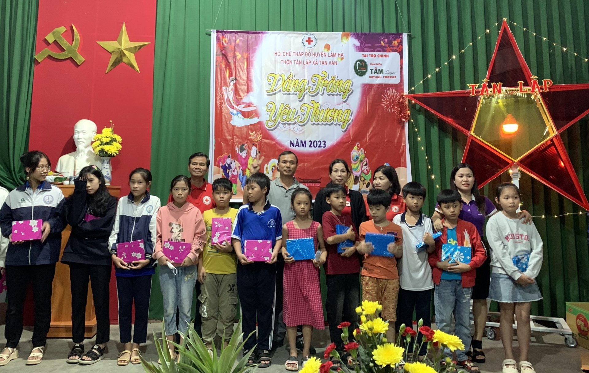 Nhà tài trợ chính Nha khoa Tâm Sài Gòn trao tặng quà Trung thu cho trẻ em 