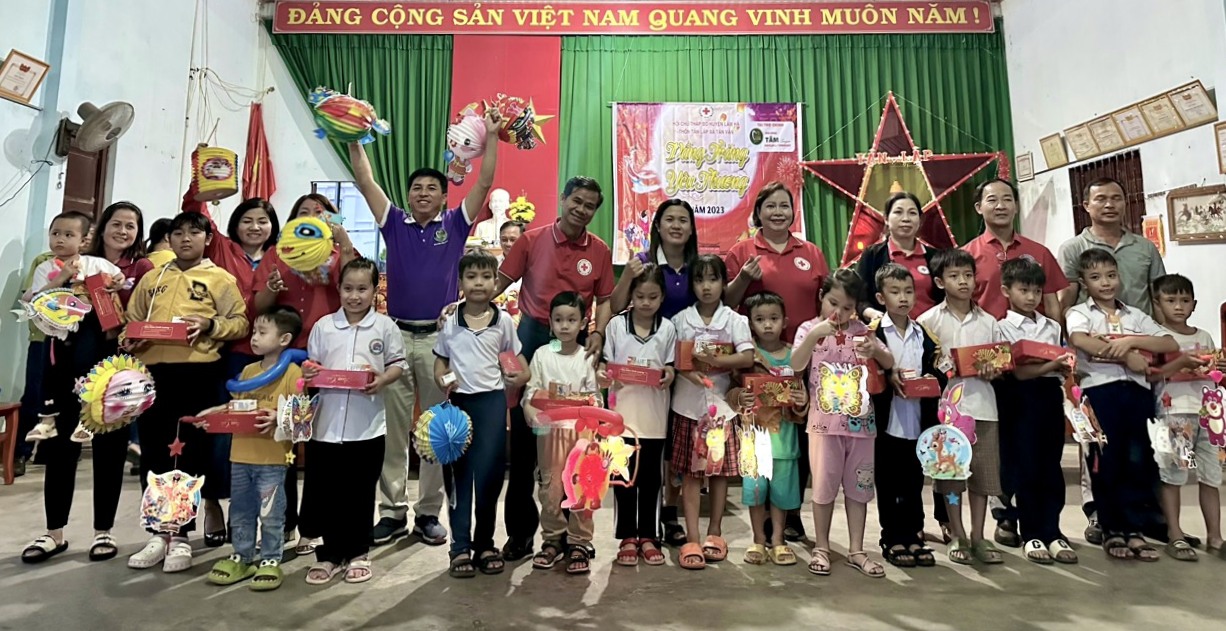 Chương trình “Vầng trăng yêu thương” trao tặng quà cho trẻ em xã Đạ Đơn và Tân Văn (Lâm Hà)