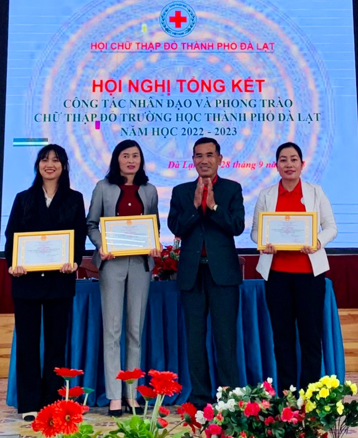 Ông Trần Ngọc Tú - Chủ tịch Hội CTĐ TP Đà Lạt trao Giấy khen của Hội CTĐ tỉnh Lâm Đồng cho 3 tập thể xuất sắc trong phong trào CTĐ trường học