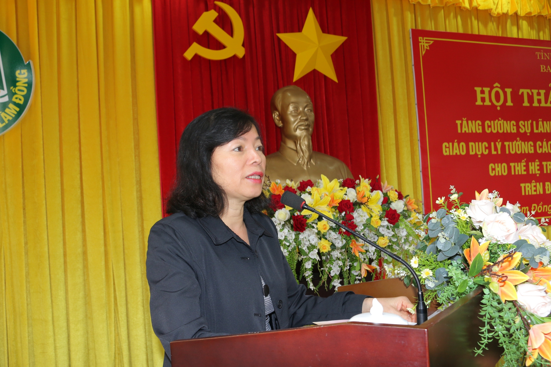 Đồng chí Nguyễn Thị Mỵ - Phó trưởng Ban Tuyên giáo Tỉnh ủy phát biểu đề đẫn hội thảo