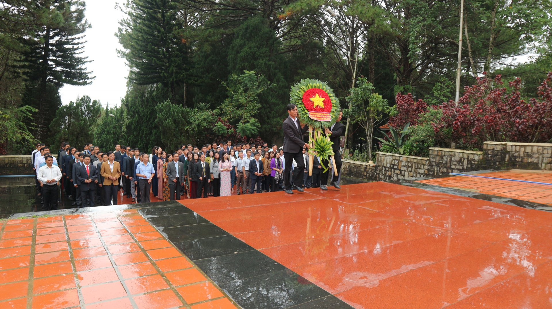 Đại biểu Hội Nông dân tỉnh Lâm Đồng dâng hương báo công tại Nghĩa trang Liệt sỹ thành phố Đà Lạt