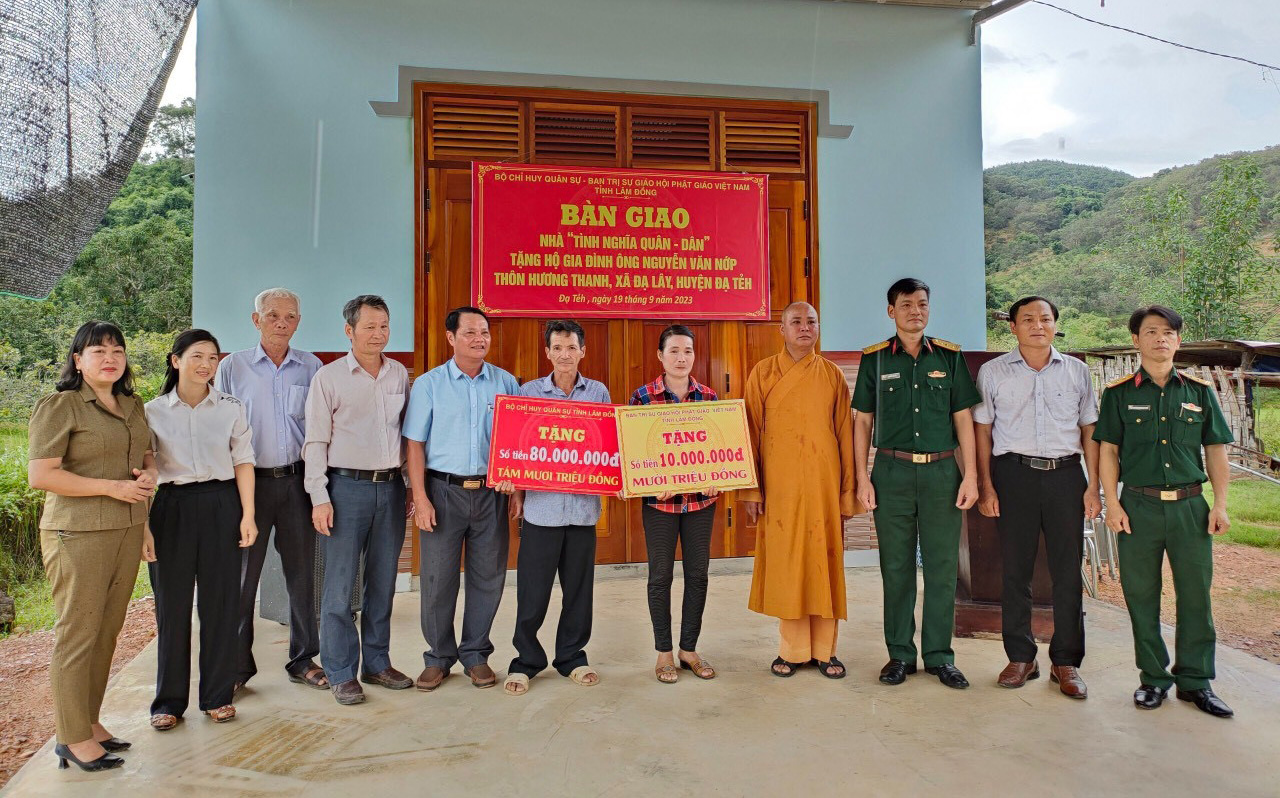 Đại diện Ban CHQS huyện, Ban Trị sự Giáo hội Phật giáo Việt Nam huyện Đạ Tẻh trao bảng hỗ trợ tiền cho gia đình
