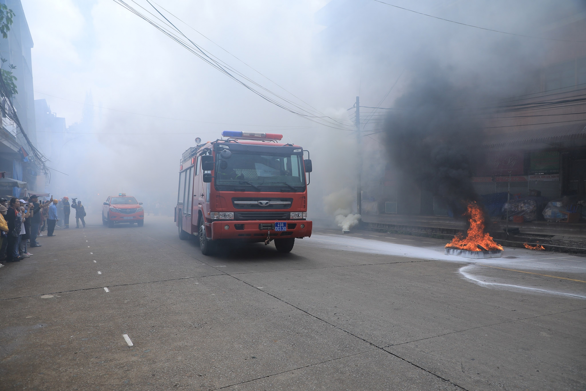Lực lượng Cảnh sát PCCC&CNCH điệu 5 xe chữa cháy tới hiện trường triển khai công tác dập lửa
